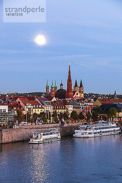 Deutschland  Bayern  Würzburg  Der Mond leuchtet über dem Main mit dem Würzburger Dom und der Marienkapelle im Hintergrund