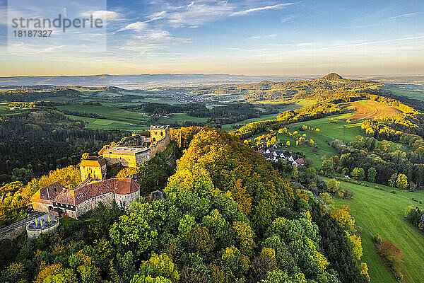 Deutschland  Baden-Württemberg  Drohnenansicht der Burgruine Hohenrechberg in der Herbstdämmerung