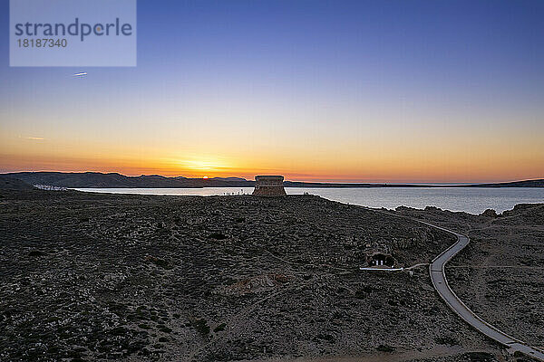 Spanien  Balearen  Menorca  Luftaufnahme des Torre de Fornells bei Sonnenuntergang