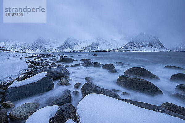 Norwegen  Troms und Finnmark  schneebedeckte Felsbrocken am Tungenest Rasteplass