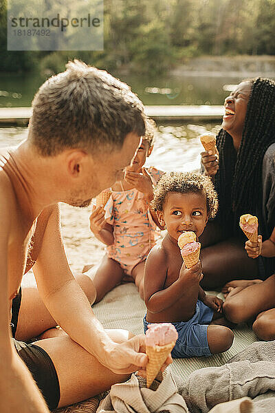 Glückliche Familie beim Eisessen im Urlaub