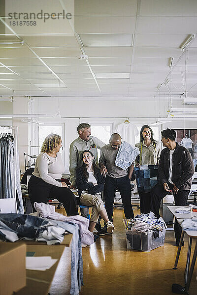 Glückliche Modedesignerinnen und -designer beim Workshop