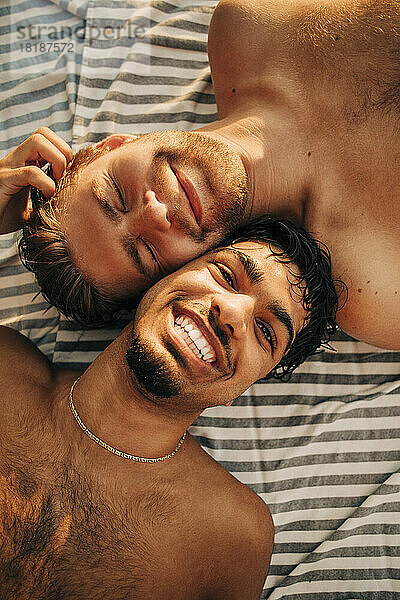 Portrait glückliche männliche Freunde  die zusammen liegen