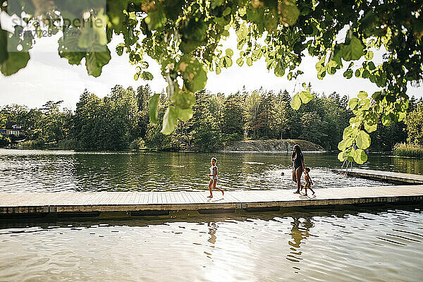 Familie genießt den Urlaub am See