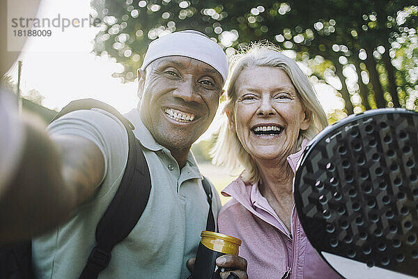 Glücklicher reifer Mann nimmt Selfie mit älterer Frau