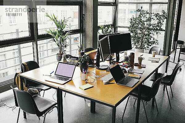 Laptop und Computer auf dem Schreibtisch im Büro