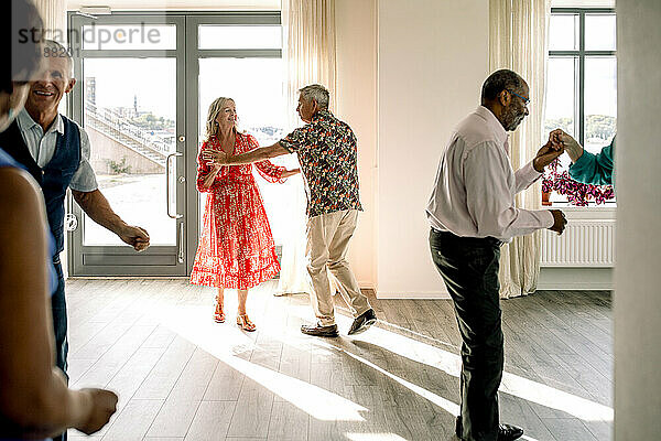 Multirassische Seniorenpaare üben den Tanz im Unterricht
