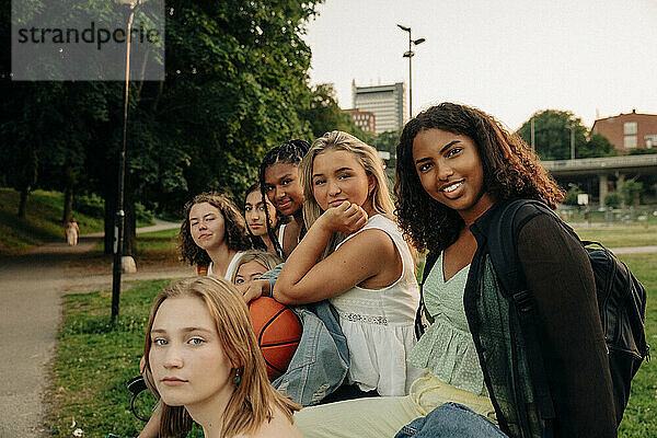Porträt von Mädchen im Teenageralter  die zusammen im Park sitzen
