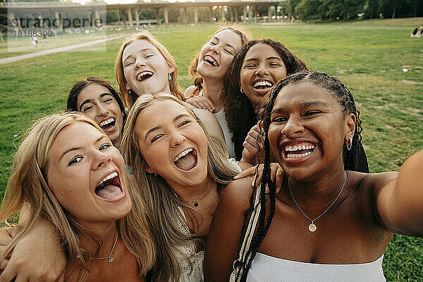 Porträt von fröhlichen Teenager-Mädchen nehmen Selfie im Park