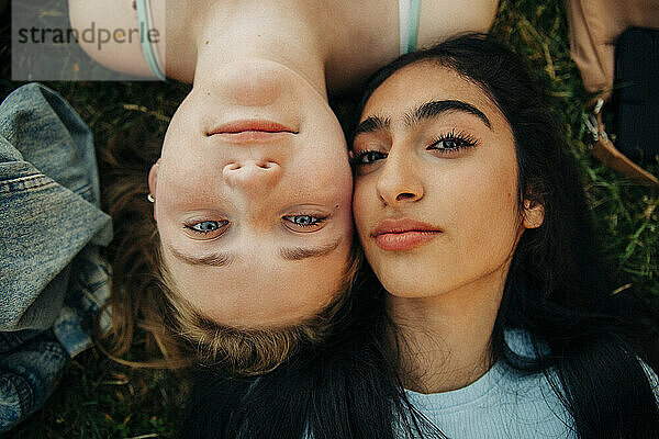 Teenager-Mädchen liegen zusammen im Park