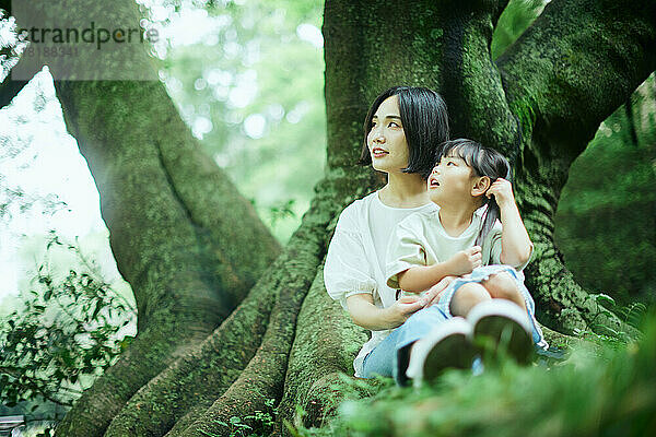 Japanisches Kind mit ihrer Mutter im Stadtpark