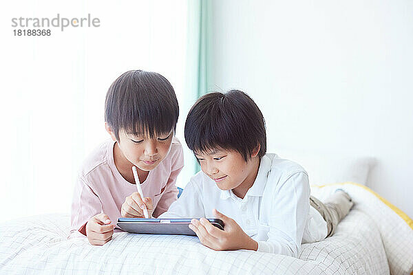 Japanische Kinder nutzen Tablet