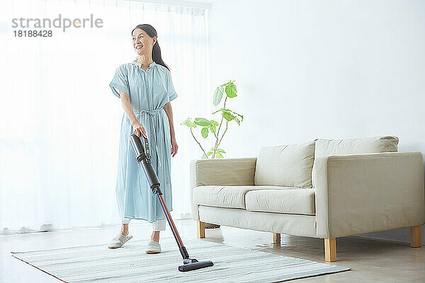 Japanische Seniorin putzt zu Hause