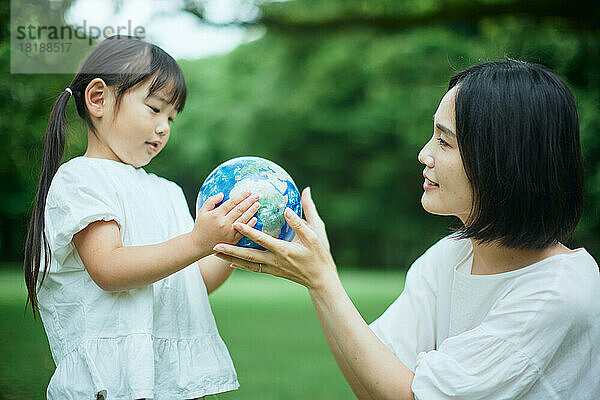 Japanisches Kind mit ihrer Mutter im Stadtpark