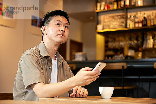 Japaner in einem Café