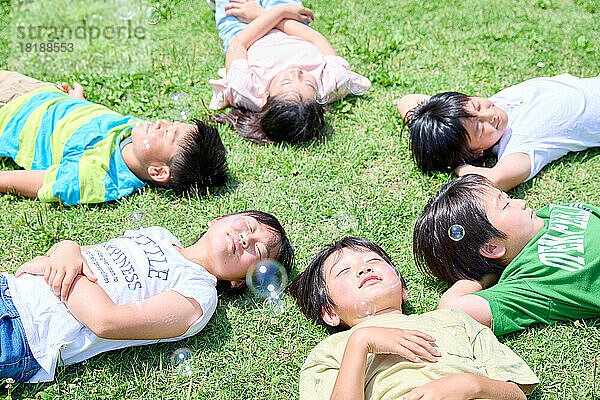 Japanische Kinder im Stadtpark