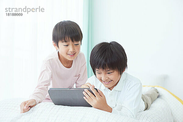 Japanische Kinder nutzen Tablet