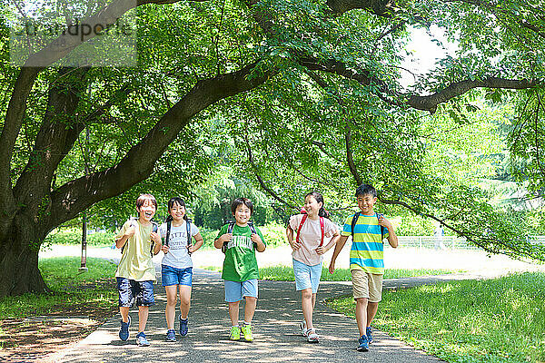 Japanische Kinder im Stadtpark