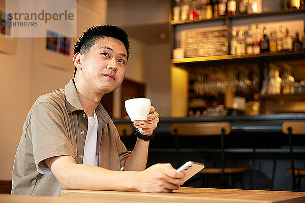 Japaner in einem Café