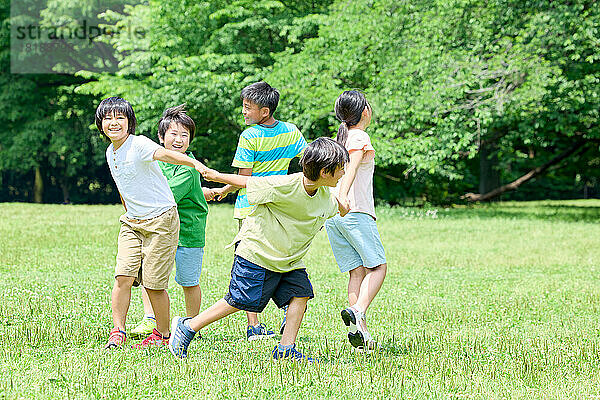 Japanische Kinder im Stadtpark