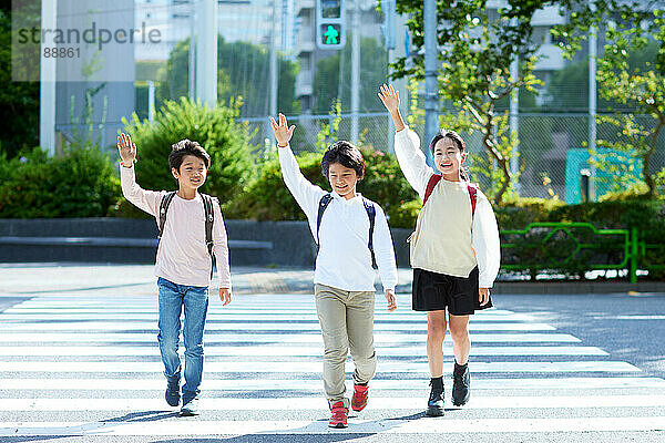 Japanische Grundschulkinder draußen