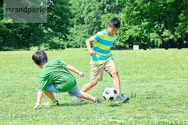 Japanische Kinder im Stadtpark