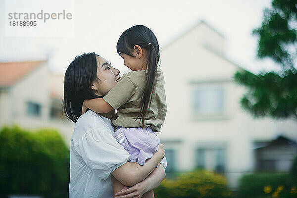 Japanisches Kind mit ihrer Mutter