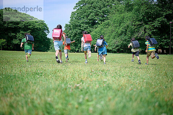 Japanische Kinder im Stadtpark