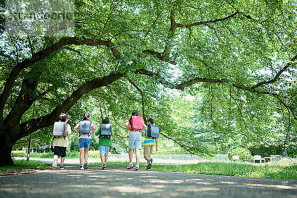 Japanische Kinder im Stadtpark