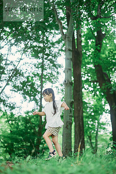 Japanisches Kind im Stadtpark