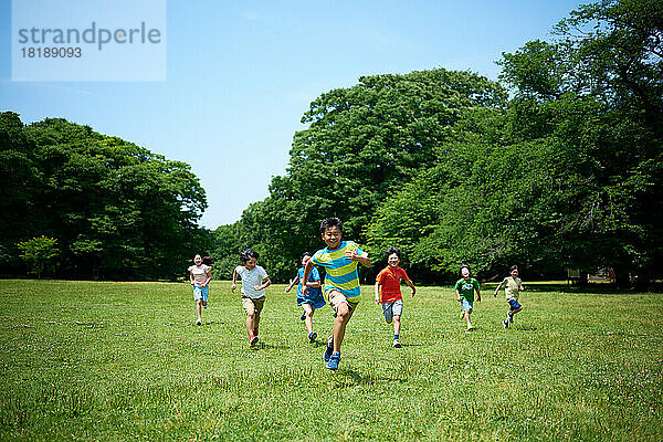 Japanische Kinder im Stadtpark