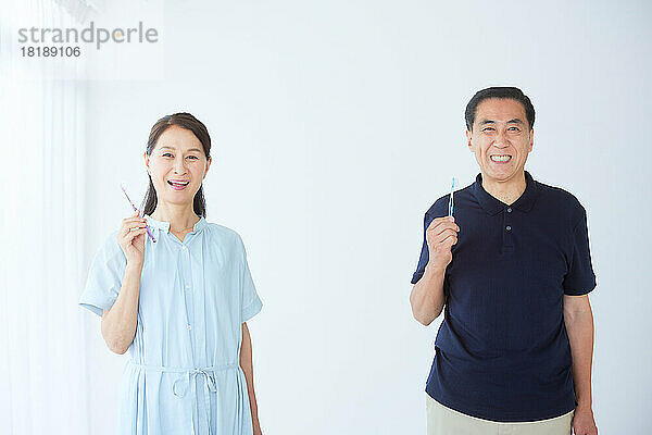 Japanisches älteres Paar zu Hause