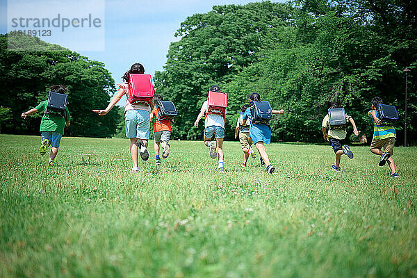 Japanische Kinder im Stadtpark