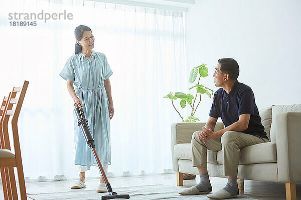 Japanische Seniorin putzt zu Hause