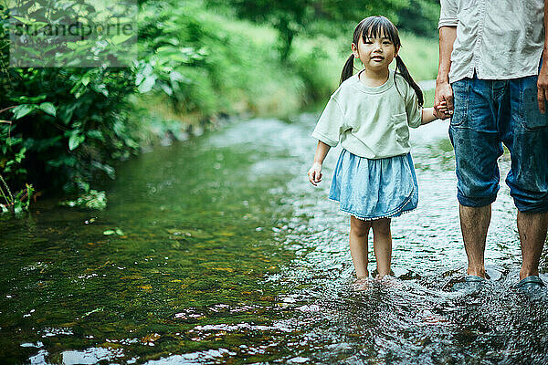 Japanisches Kind mit ihrem Vater im Stadtpark