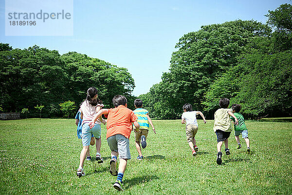 Japanische Kinder im Stadtpark