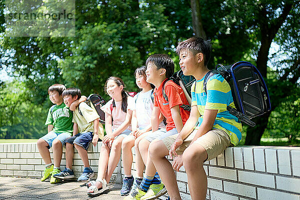 Japanische Kinder im Stadtpark