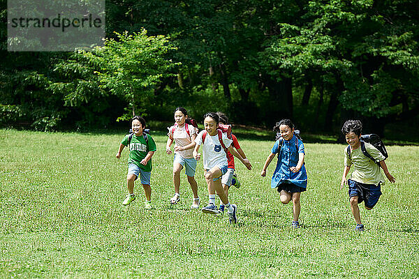 Japanische Kinder im Stadtpark