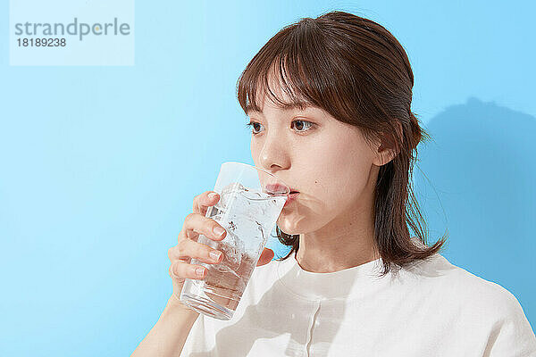 Junge Japanerin trinkt Wasser