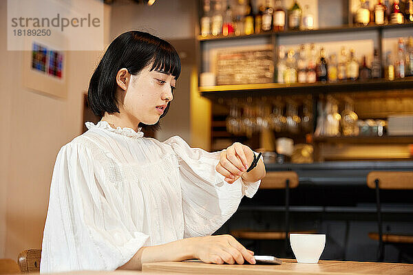 Japanerin in einem Café