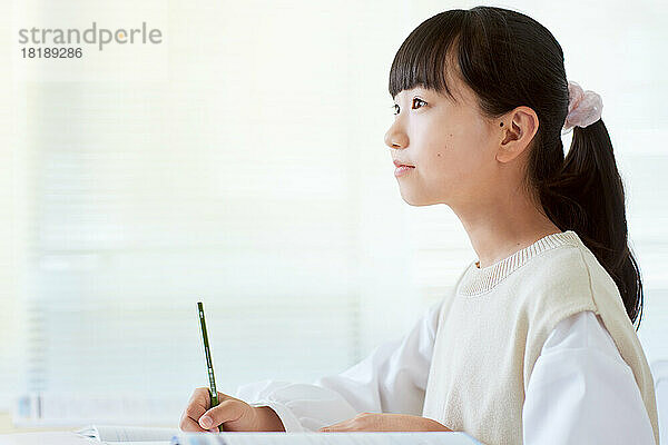 Japanisches Kind lernt