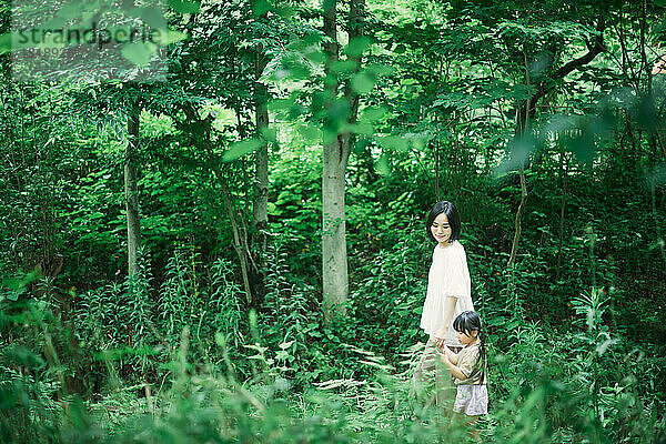 Japanisches Kind mit ihrer Mutter im Stadtpark