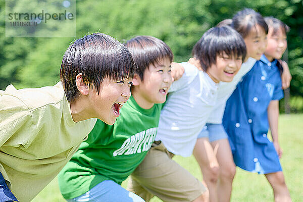 Japanische Kinder im Stadtpark