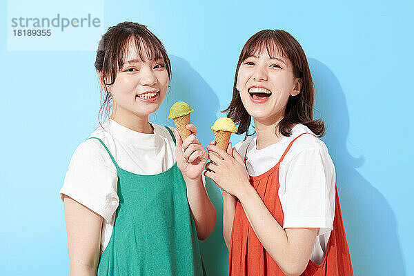 Junge japanische Frauen essen Eis