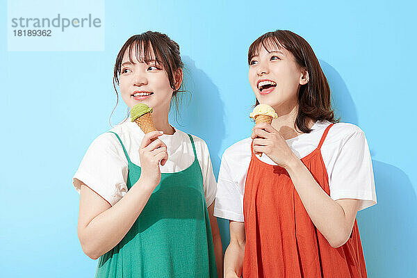 Junge japanische Frauen essen Eis