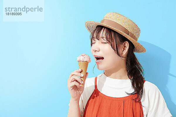 Junge Japanerin isst Eis