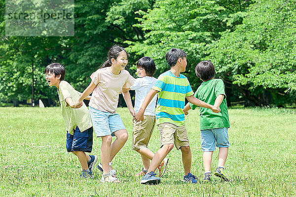 Japanische Kinder im Stadtpark