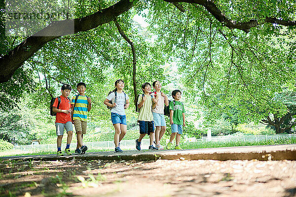 Japanische Kinder im Stadtpark