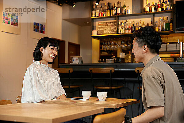 Japanisches Paar in einem Café