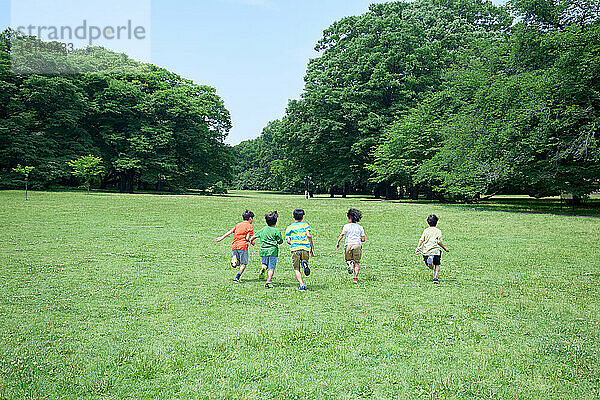 Japanische Kinder im Stadtpark